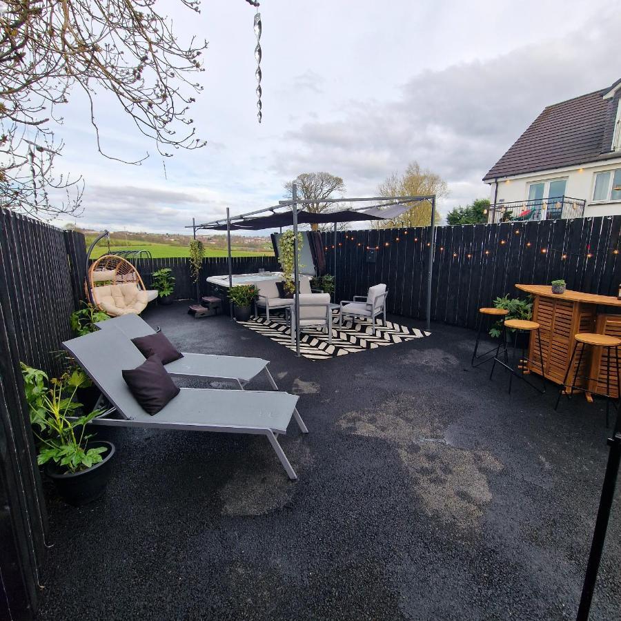 New Amazing The Black Wolf Suite The Grumpy Schnauzer B&B Airdrie Extérieur photo
