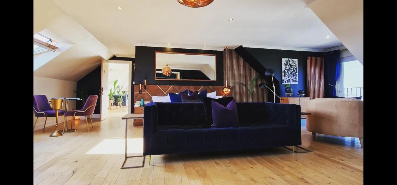 New Amazing The Black Wolf Suite The Grumpy Schnauzer B&B Airdrie Extérieur photo