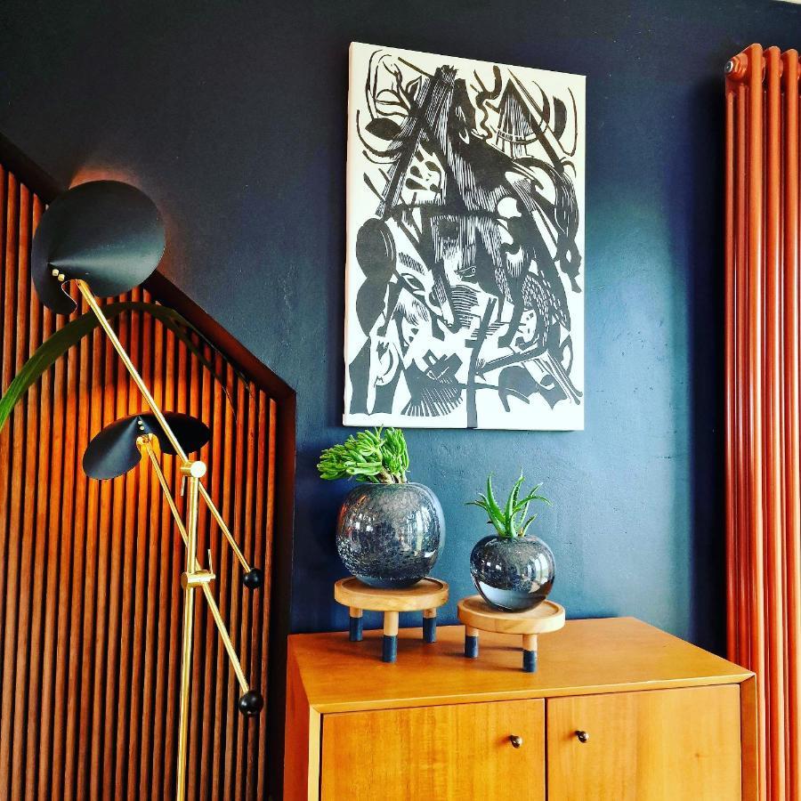 New Amazing The Black Wolf Suite The Grumpy Schnauzer B&B Airdrie Extérieur photo