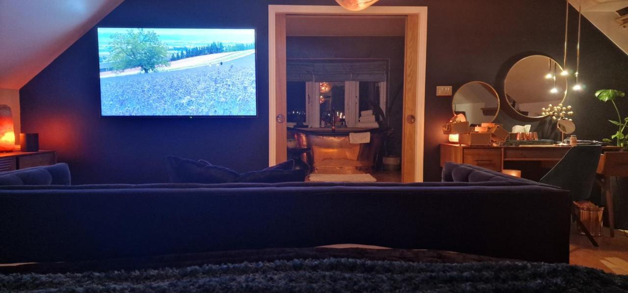 New Amazing The Black Wolf Suite The Grumpy Schnauzer B&B Airdrie Extérieur photo