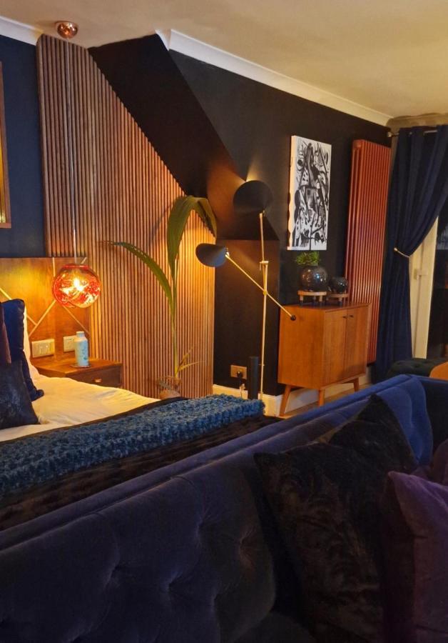 New Amazing The Black Wolf Suite The Grumpy Schnauzer B&B Airdrie Extérieur photo