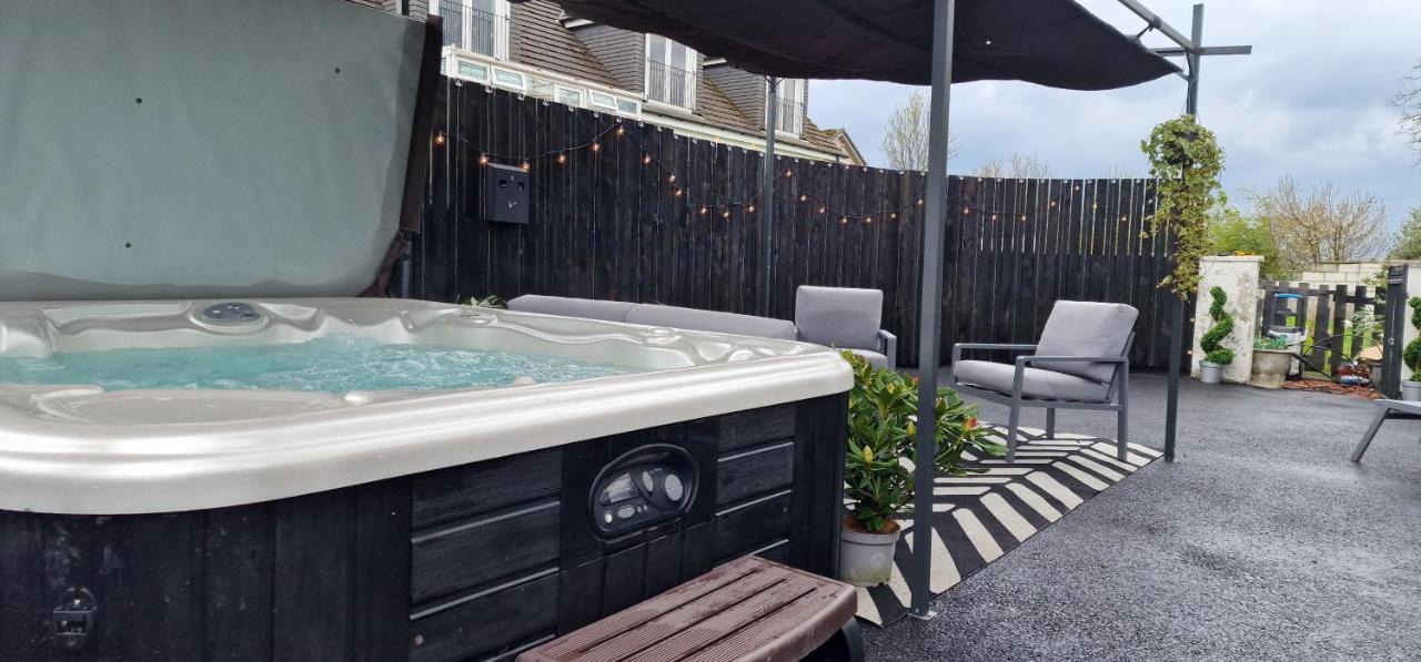New Amazing The Black Wolf Suite The Grumpy Schnauzer B&B Airdrie Extérieur photo